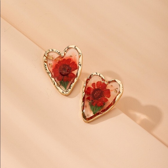 PinkBaeBoutique Jewelry - 3/$30 💛 Dried Sunflower Heart Stud Earrings